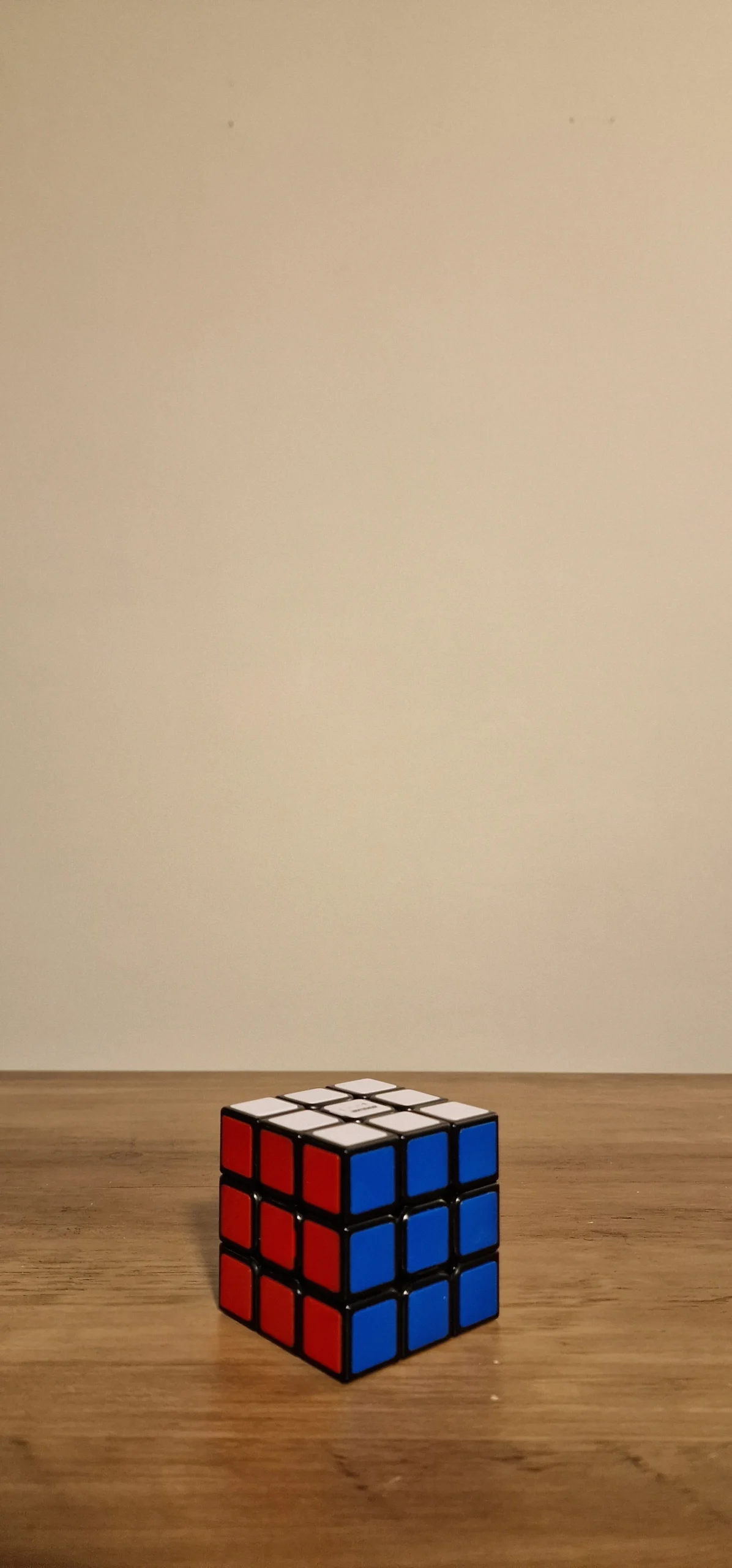 Produktbild av en klassisk Rubiks kub i starka färger, perfekt som underhållning eller hjärngympa