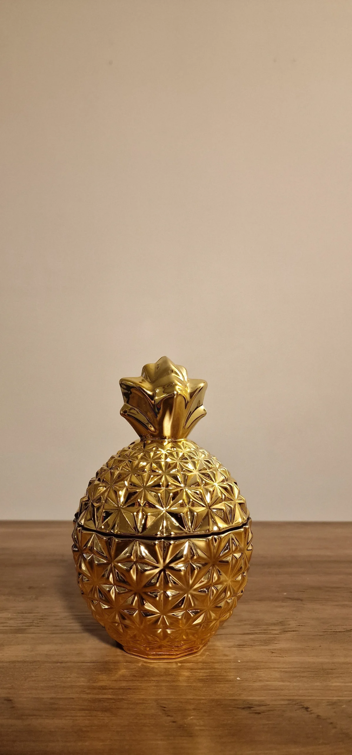 Elegant förvaringsburk i guldformad som en ananas, perfekt för att förhöja din inredning med en touch av glamour