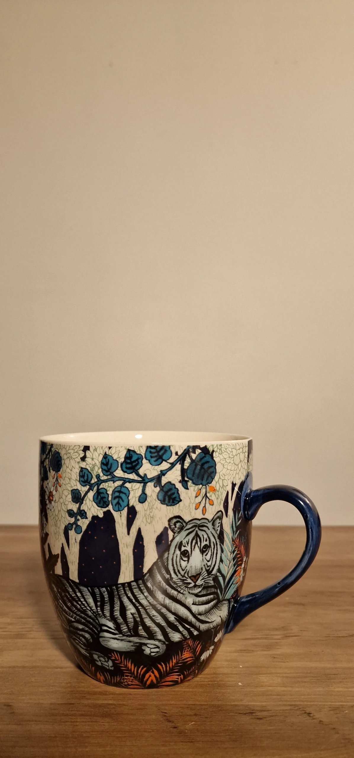 Vacker stor mugg med tiger- och skogsmotiv i blåa och orangea toner, perfekt för varm dryck.