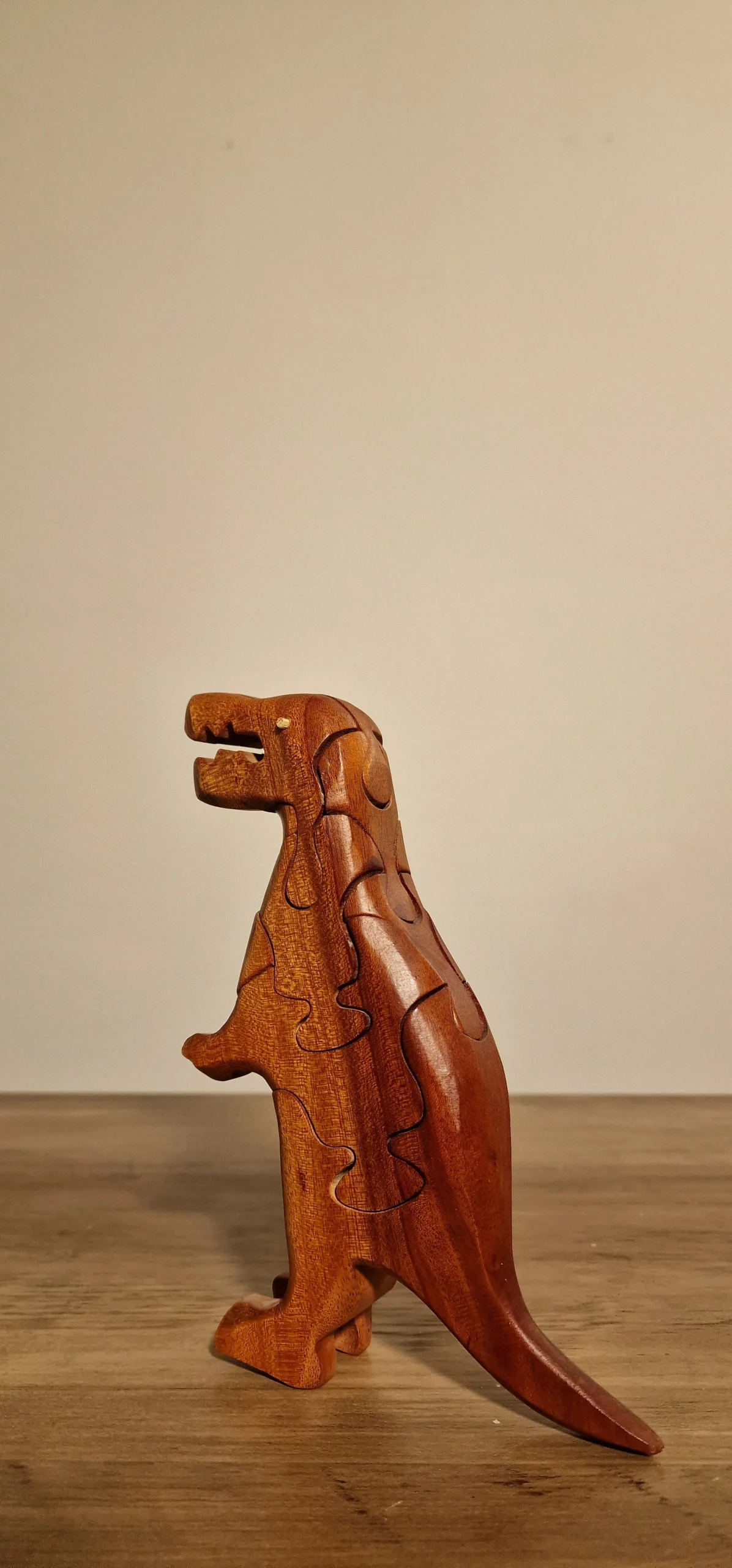 Träpussel i form av en dinosaurie, handgjord med fina detaljer, perfekt som pedagogisk leksak eller dekorativ inredning
